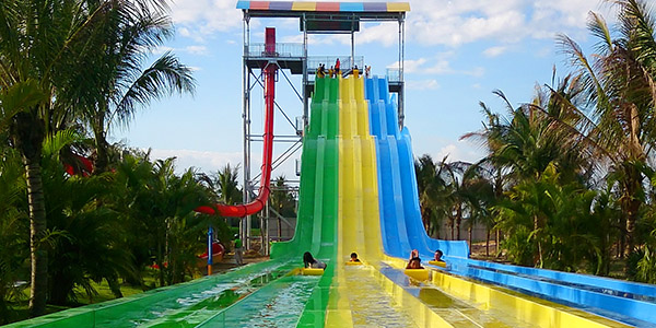 Trò chơi trượt nước Aqualoop trong công viên nước.