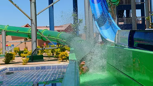 Trò chơi trượt nước Aqualoop trong công viên nước.