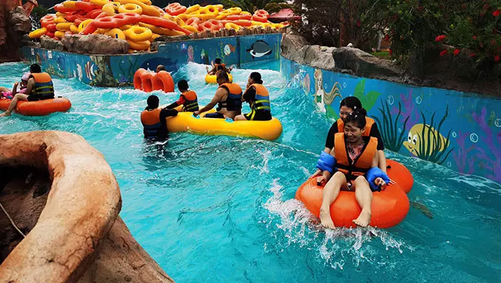 Trò chơi cảm giác mạnh tốc độ cao trên sông dành cho công viên nước.